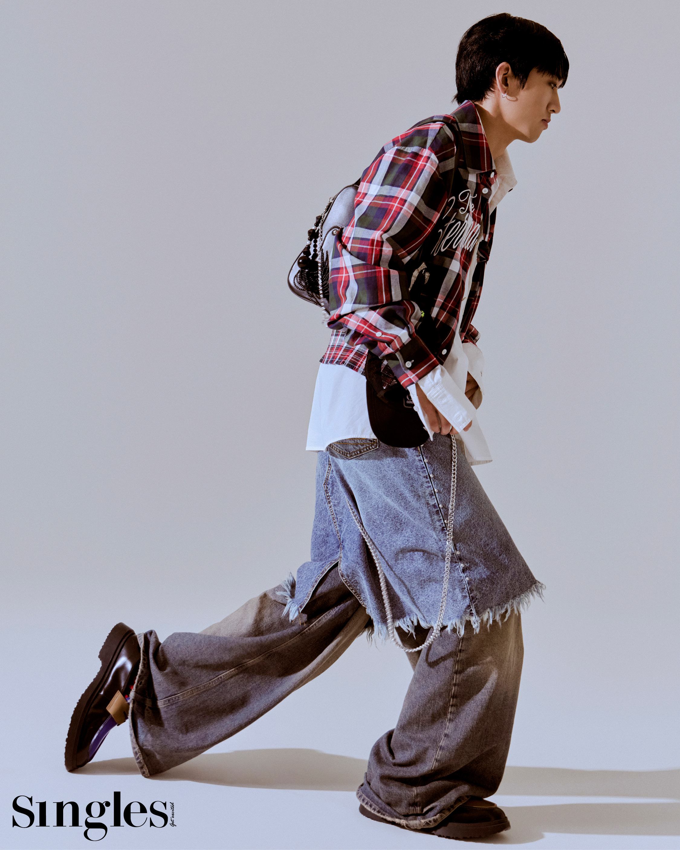 이승윤의 싱글즈 7월 호 화보 이미지. 이승윤이 착용한 제품은 프롬아를, 컨템포러리 어카운츠, 이스트쿤스트, 컴퍼램, 앤더슨밸의 제품이다. 이승윤 가방, 이승윤 셔츠, 이승윤 스커트 